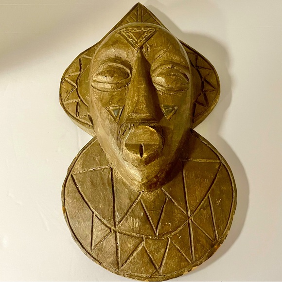 Vintage African Carved Wooden Face Mask Handcrafted in Ghana Tribal Art - Picture 3 of 11